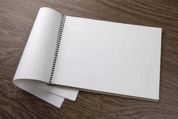 Pohled shora notebook na dřevěných texture — Stock fotografie