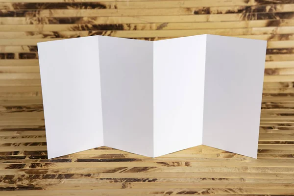 Attrappe eines weißen Booklets auf Bambus-Hintergrund. — Stockfoto