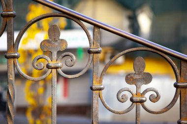 Çiçek süsleme bir metal çit dövme