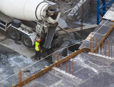 İnşaat işçisi inşaat alanında..