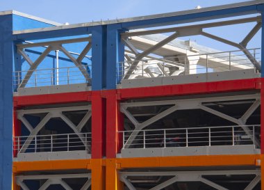 aydınlatılmış otopark şehir.