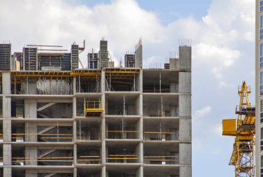 Turna ve bina mavi gökyüzüne karşı yapım aşamasında.