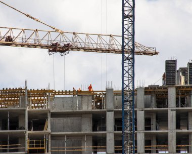 Turna ve bina mavi gökyüzüne karşı yapım aşamasında.