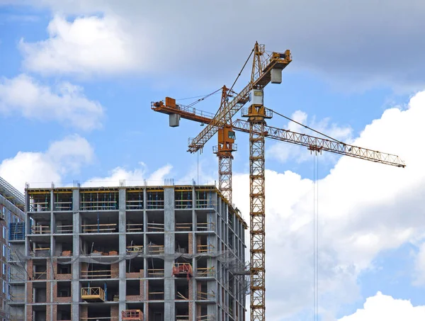Turna ve bina mavi gökyüzüne karşı yapım aşamasında.