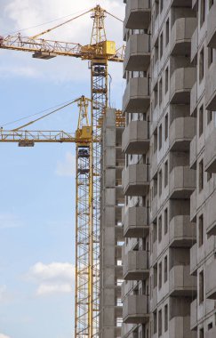 Turna ve bina mavi gökyüzüne karşı yapım aşamasında.