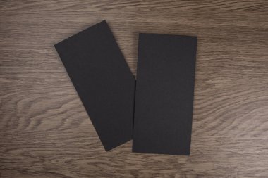 Tasarımınızı değiştirmek için ahşap arka plan üzerinde boş el ilanı.