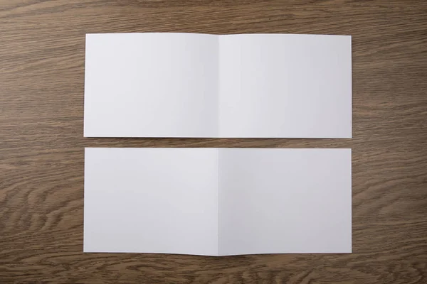 Makieta biały broszury na podłoże drewniane. — Zdjęcie stockowe