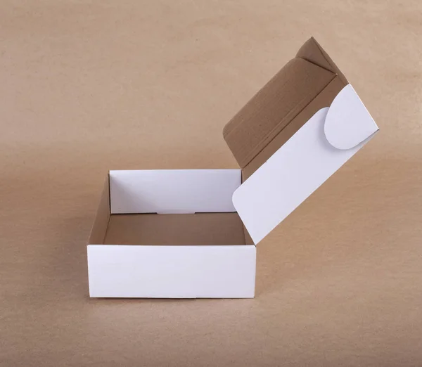 Otevření bílé lepenkové krabice — Stock fotografie