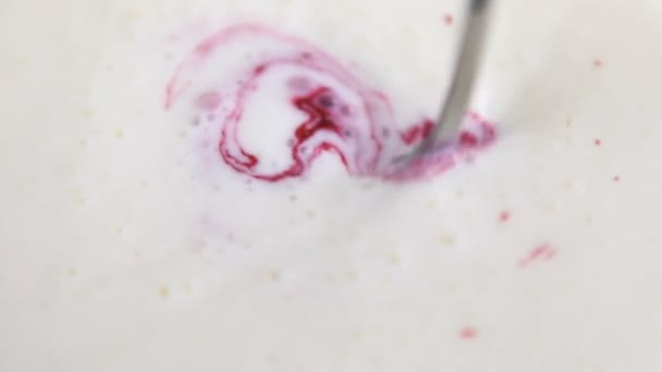 Löffel Joghurt Mit Fruchtmarmelade Mischen — Stockvideo
