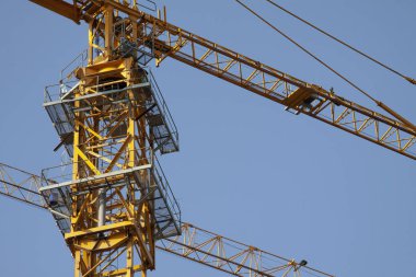 İnşaat alanında bir vinç var. 