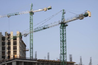 İnşaat alanında bir vinç var.