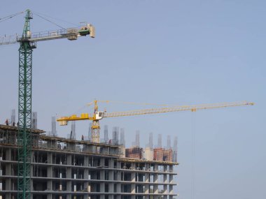 İnşaat alanında bir vinç var.