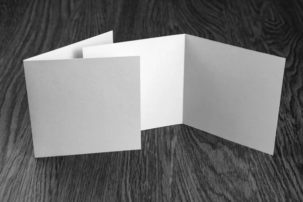 木製の背景に白の小冊子のモックアップ. — ストック写真