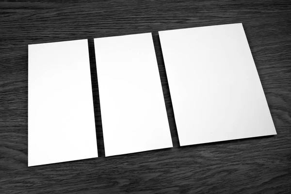 Flyer blanc sur fond en bois pour remplacer votre design . — Photo