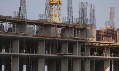 İnşaat işçisi inşaat alanında..