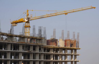 İnşaat alanında bir vinç var.