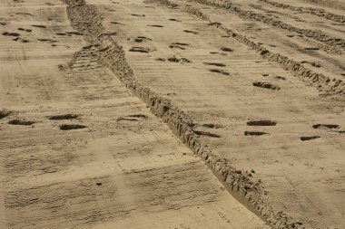 Kumsalda ayak izleri.