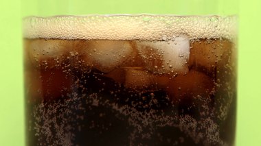 Buz küpleri kola arka planda