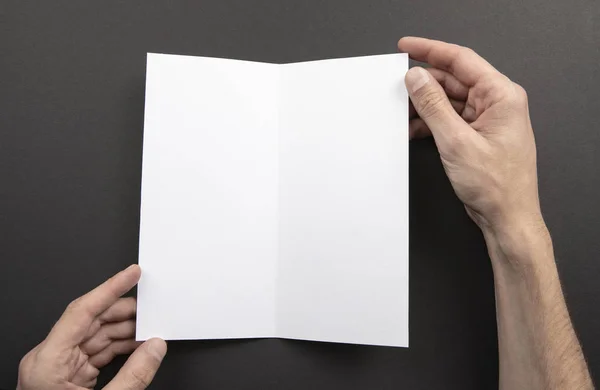 Männerhände mit weißem Booklet — Stockfoto