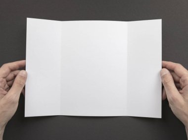 Mens beyaz kitapçık tutan eller