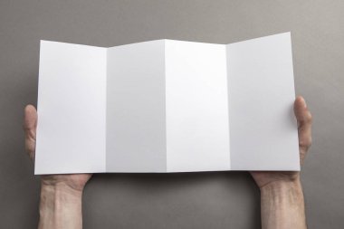 Mens beyaz kitapçık tutan eller