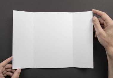 Mens beyaz kitapçık tutan eller