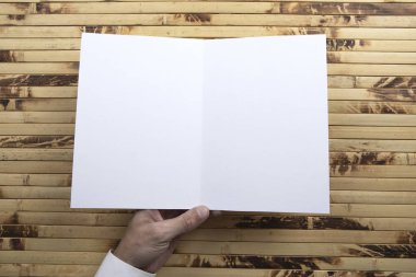 Mens el holding beyaz kitapçık