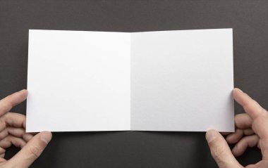 Mens beyaz kitapçık tutan eller