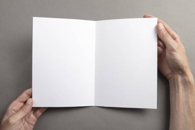 Mens beyaz kitapçık tutan eller