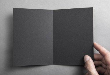 Mens el holding siyah kitapçık