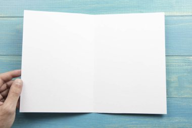 Mens el holding beyaz kitapçık