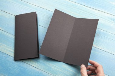 Mens el holding siyah kitapçık