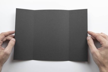 Siyah kitapçık holding Mens eller