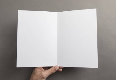 Mens el holding beyaz kitapçık