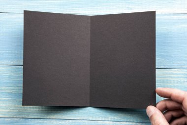 Mens el holding siyah kitapçık