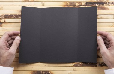 Siyah kitapçık holding Mens eller