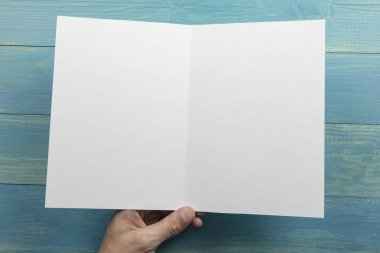 Mens el holding beyaz kitapçık