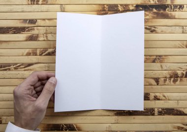 Mens el holding beyaz kitapçık