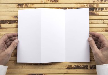 Mens beyaz kitapçık tutan eller