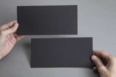 Mens holding siyah flyers eller