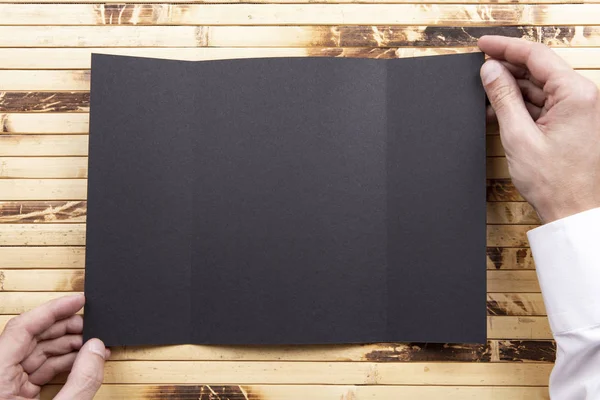 Herrenhände mit schwarzem Booklet — Stockfoto