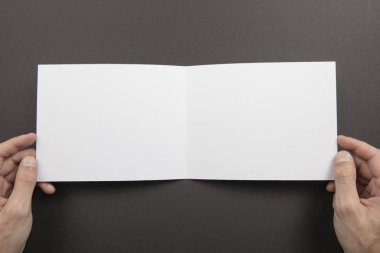 Mens beyaz kitapçık tutan eller