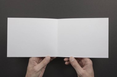 Mens beyaz kitapçık tutan eller