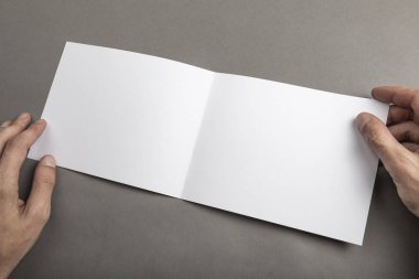 Mens beyaz kitapçık tutan eller