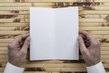 Mens beyaz kitapçık tutan eller