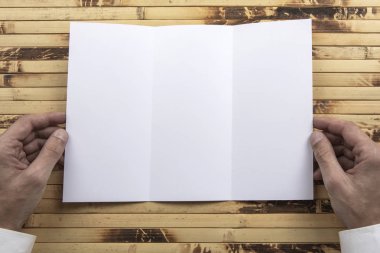 Mens beyaz kitapçık tutan eller