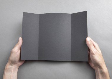 Siyah kitapçık holding Mens eller