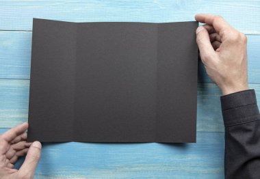 Siyah kitapçık holding Mens eller