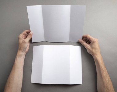 Mens beyaz kitapçık tutan eller