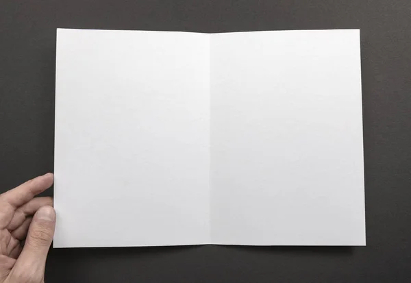 Mens χέρι εκμετάλλευση λευκό βιβλιάριο — Φωτογραφία Αρχείου